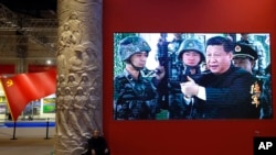 中共总书记习近平在星期天(10月16日)开幕的中共二十大上做工作报告时强调，以最大诚意、尽最大努力争取和平统一的前景，但决不承诺放弃使用武力，保留采取一切必要措施的选项。-资料照：习近平与解放军士兵交谈。