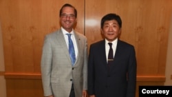 美国卫生及公共服务部部长阿扎尔（Alex Azar）（左）2018年在华盛顿会晤到访的台湾卫生福利部部长陈时中。（图片取自Alex Azar 推特）