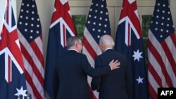 美国总统拜登（Joe Biden，右）2023年10月25日与到访的澳大利亚总理安东尼·阿尔巴尼斯（Anthony Albanese）在白宫举行联合记者会。（法新社）