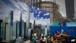 北京一个建设工地的工人（美联社2018年6月26日）