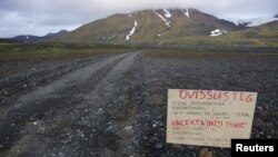 Papan peringatan di jalan menuju gunung berapi Bardarbunga di wilayah gletser Vatnajokull (19/8). (Reuters/Sigtryggur Johannsson)