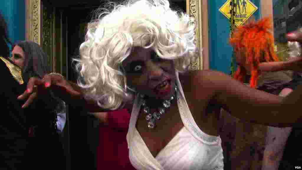 玛丽莲梦露僵尸的另类性感（美国之音记者包小祥拍摄）