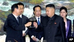 지난 8월 북한에서 김정은 국방위 제1위원장(오른쪽)을 면담한 왕자루이 중국 공산당 대외연락부장.