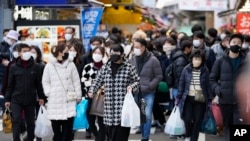 日本东京民众在元旦前出门采购。2022年12月30日。