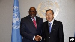 联合国秘书长潘基文在联合国总部会晤马里过渡总理迪亚拉（2012年9月23日）