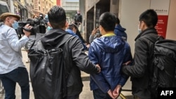 香港民主派议员钟锦麟（右二）在1月6日的大抓捕中被警方逮捕（资料图）