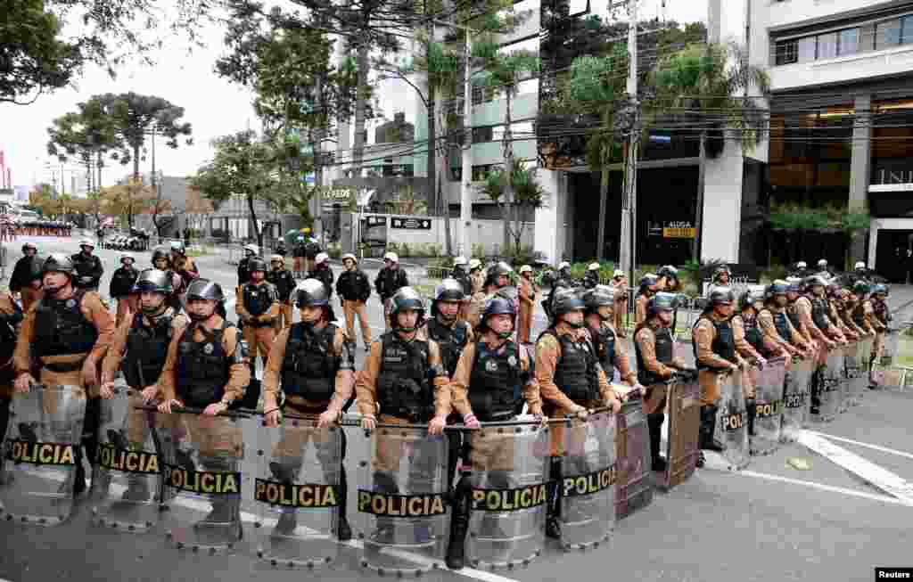 Police officers stand in front of the Federal Justice during a testimony of former Brazilian President Luiz Inacio Lula da Silva in Curitiba.