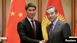 资料照：中国外长王毅在北京钓鱼台国宾馆与吉尔吉斯斯坦外长钦吉斯·艾达尔别科夫出席一个联合记者会。（2019年2月21日）