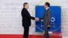 FPerdana Menteri Italia Mario Draghi menyambut Presiden Joko Widodo saat beliau tiba di KTT G20 di Roma, Italia, Sabtu, 30 Oktober 2021. (Foto: Guglielmo Mangiapane/Reuters)