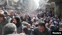 지난 1월 시리아 내 팔레스타인 난민 거주 지역인 알야르무크 캠프에서 주민들이 유엔 구호 물자를 받기 위해 모여있다. (자료사진)