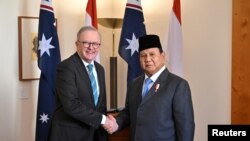 ປະ​ທາ​ນາ​ທິ​ບໍ​ດີ ອິນ​ໂດ​ເນ​ເຊຍ ທ່ານ ປ​ຣາ​ໂບ​ໂວ ຊູ​ບຽນ​ໂຕ ພົບ​ປະ​ກັບ​ນາ​ຍົກ​ລັດ​ຖະ​ມົນ​ຕີ ອອ​ສ​ເຕ​ຣ​ເລຍ ທ່ານ ແອນ​ໂທ​ນີ ອາ​ລ​ບາ​ນີ​ຊີ ຢູ່​ສະ​ພາ​ແຫ່ງ​ຊາດ ໃນ​ນະ​ຄອນຫຼວງ ແຄນ​ເບີ​ຣາ.