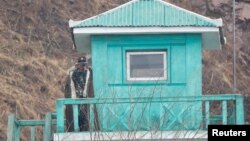 朝鲜士兵在与中国辽宁省丹东市交接的新义州巡视(2017年4月14日)