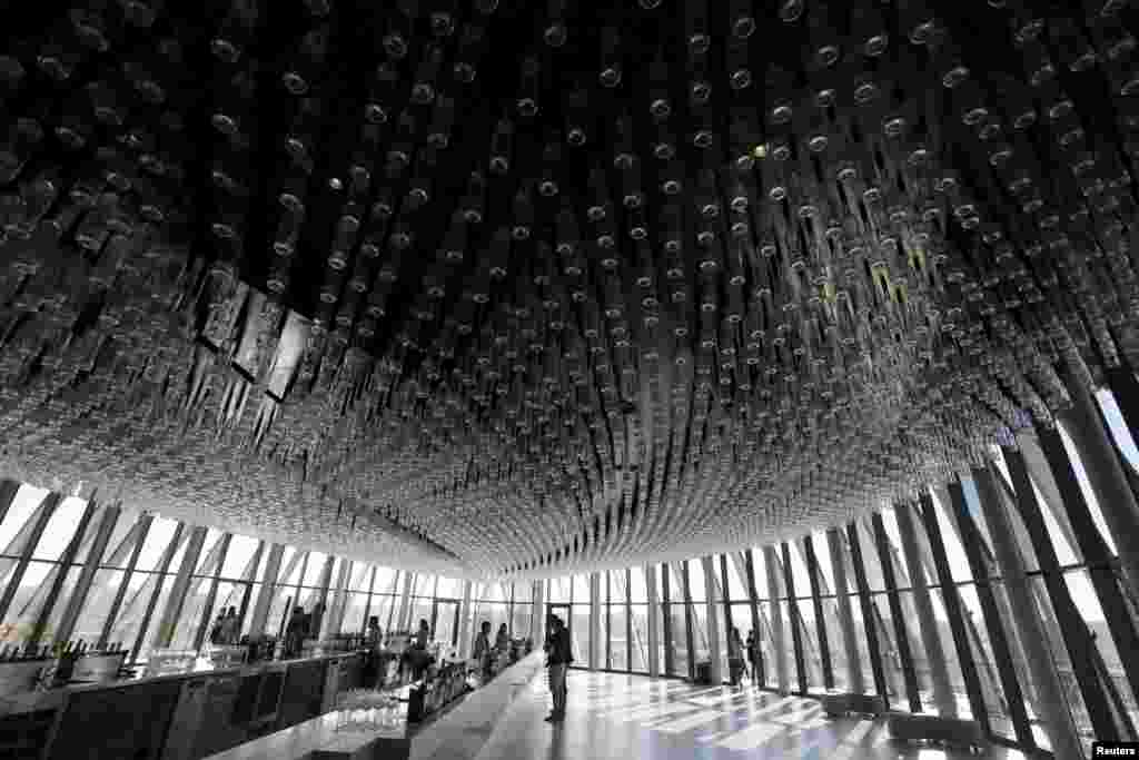 ប្រជាជន​ទៅ​ទស្សនា​ La Cite du Vin (ទីក្រុង​សុរា) ដែល​ជា​មជ្ឈមណ្ឌល​មួយ​សម្រាប់​ស្រា និង​ភាព​ស៊ីវិល័យ​ ដើម្បី​រំឭក​ដល់​វប្បធម៌​ស្រា​ ក្នុង​ក្រុង Bordeaux ប្រទេស​បារាំង។&nbsp;