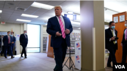  美国总统唐纳德·特朗普在佛罗里达州西棕榈滩为总统选举投票后离开投票站。（2020年10月24日）