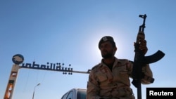 Un membre des forces libyennes fidèles au Général Khalifa Haftar à Zueitina, à l'ouest de Benghazi, en Libye, le 14 septembre 2016. (Archives) 