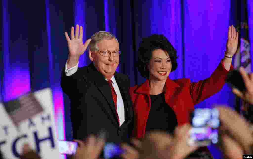 2014年11月4日，美国参议院少数党领袖麦康奈尔（Mitch McConnell）在他的妻子、前美国劳工部长赵小兰在中期选举之夜大会上向支持者挥手致意。笔者第一次近距离见到麦康奈尔参议员和赵小兰，是在1985年的一次关于中国题材书籍《革命之子》的小型报告会上。当时的白宫学者赵小兰说，她被此书深深感动。会后，她和麦康奈尔参议员长时间交谈。