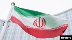 រូបឯកសារ៖ ទង់ជាតិ​របស់​ប្រទេស​អ៊ីរ៉ង់ គ្រវី​នៅ​ខាង​មុខ​អគារ​មជ្ឈមណ្ឌល​អន្តរជាតិ​ដែល​មាន​ទីស្នាក់ការ​របស់​ទីភ្នាក់ងារ​ថាមពល​បរមាណូ​អន្តរជាតិ (IAEA) នៅក្នុង​អគារ​នោះ​ផងដែរ នៅ​ក្នុង​ទីក្រុង​វីយែន កាលពី​ថ្ងៃ​ទី២៤ ខែឧសភា ឆ្នាំ២០២១។