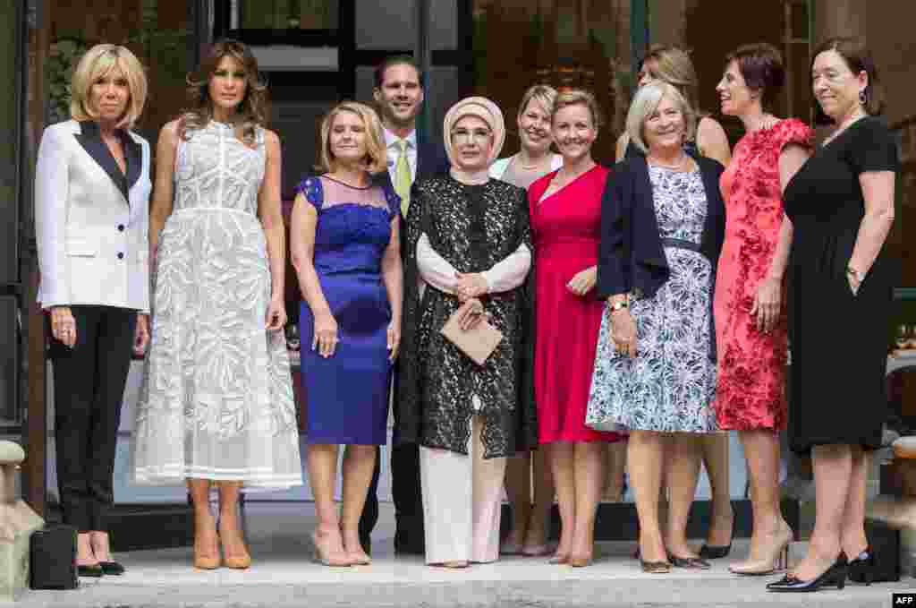 2018年7月11日，特朗普夫人、马克龙夫人和欧洲各国政要的夫人或伙伴在比利时的布鲁塞尔。