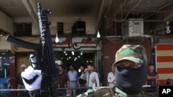 یک مرد مسلح شیعه عراقی و از طرفداران مقتدی صدر در حال گشت‌زنی در کرکوک برای مقابله با حملات گروه افراطی سنی داعش – ۳۰ تیر ۹۳ 