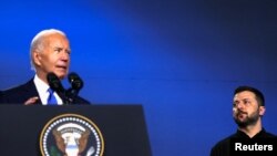 资料照：乌克兰总统泽连斯基在美国华盛顿举行的北约成立75周年峰会期间聆听拜登总统讲话。（2024年7月11日）