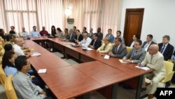 Handout picture from Colombia's Government shows FARC-EP (L) and Colombian Government (R) delegations attending a meeting as part of their peace talks in Havana, Cuba, March 5, 2015.