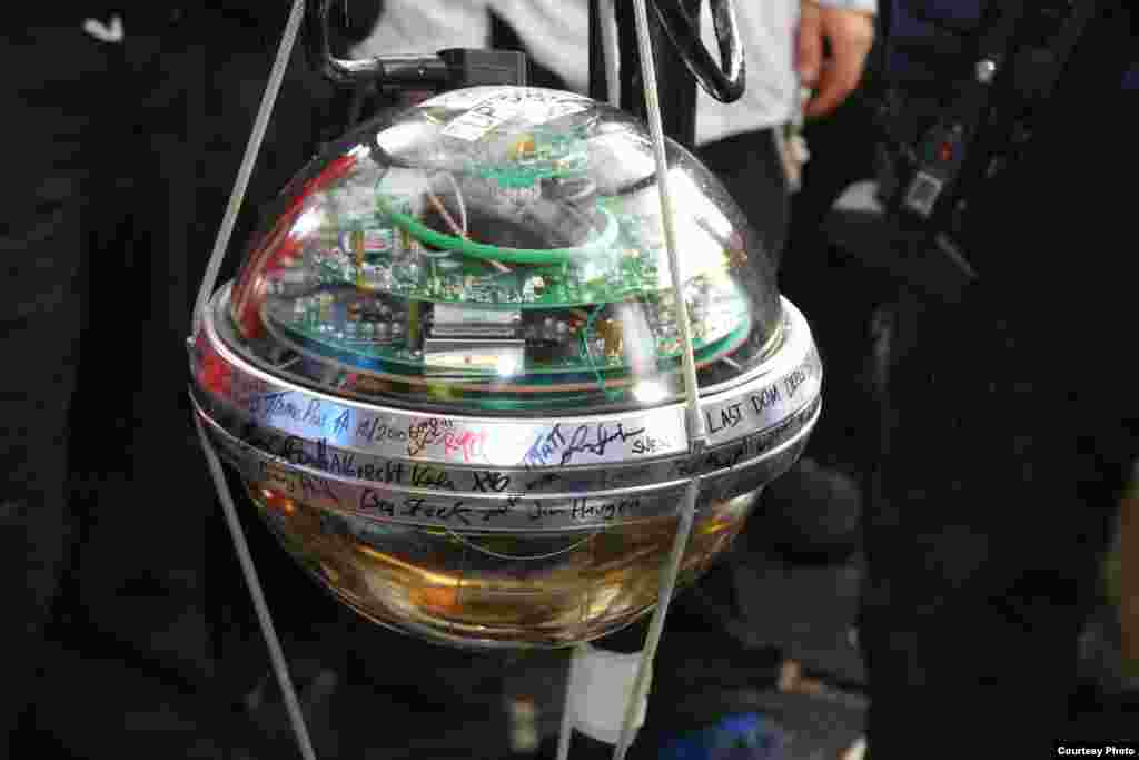 Ilmuwan-ilmuwan, teknisi dan penggali dari NSF bekerja memasang IceCube pada Desember 2010 menandai sensor terakhir sebelum ditanam 2 kilometer di bawah es Antartika. (IceCube/NSF)