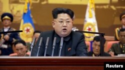 Kim Jong Un memberikan pengarahan di depan pertemuan pemimpin militer Korea Utara (foto: dok).