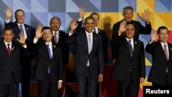 지난해 11월 필리핀 마닐라에서 열린 아태경제협력체, APEC 정상회의에서 바락 오바마 미국 대통령(가운데)을 비롯한 정상들이 기념촬영을 하고 있다.