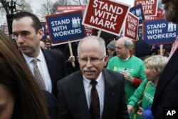 مارک جی‌نس در میان هواداران خود، روز دوشنبه، در برابر دیوان عالی آمریکا