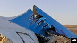 Bagian dari ekor pesawat penumpang Rusia, Metrojet Airbus A321 yang jatuh di kawasan Semenanjung Sinai, Mesir Sabtu (31/10). 
