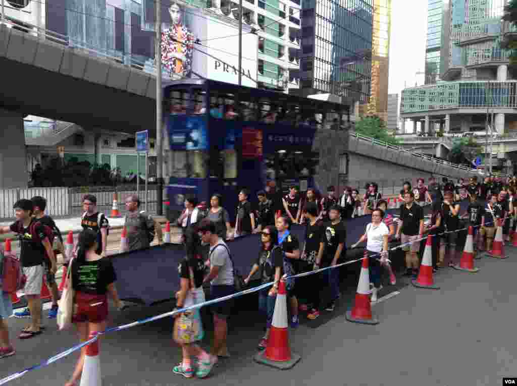 和平占中发起黑布大游行抗议假普选 （美国之音海彦拍摄）