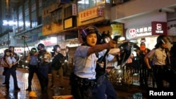 香港警察8月25日首次开枪