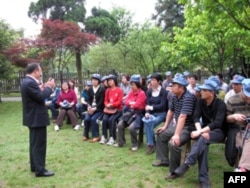 官员在红色景点参观学习