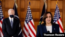 کامالا هریس، معاون رئیس جمهوری، در جلسه‌ای با حضور پرزیدنت بایدن