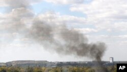 دود ناشی از انفجار در منطقه مسکونی اطراف فرودگاه دونتسک در شرق اوکراین - ۹ مهر ۱۳۹۳ 