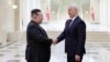 Pemimpin Korea Utara Kim Jong Un bertemu dengan Menteri Pertahanan Rusia Andrei Belousov (kanan) di Pyongyang. (Foto: KCNA VIA KNS/AFP)