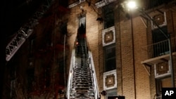 消防队员在纽约市布朗克斯区一处失火的公寓楼救火。（2017年12月28日）