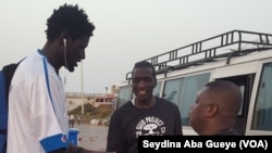 Jean Jacques Conceicao (au centre) en pleine discussions à Dakar, Sénégal, 7 mai 2017. (VOA/ Seydina Aba Gueye)