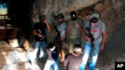 وێنەی دەستگیرکردنەوەی دووان لەو 6 فەلەستینییەی لە زیندانێکی ئیسرائیل ڕایانکردبوو