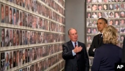 바락 오바마 미국 대통령(가운데)과 힐러리 클린턴 전 국무장관(오른쪽)이 마이클 블룸버그 전 뉴욕 시장의 안내로 15일 개관한 '국립 9.11 추모박물관' 전시물들을 둘러보고 있다.