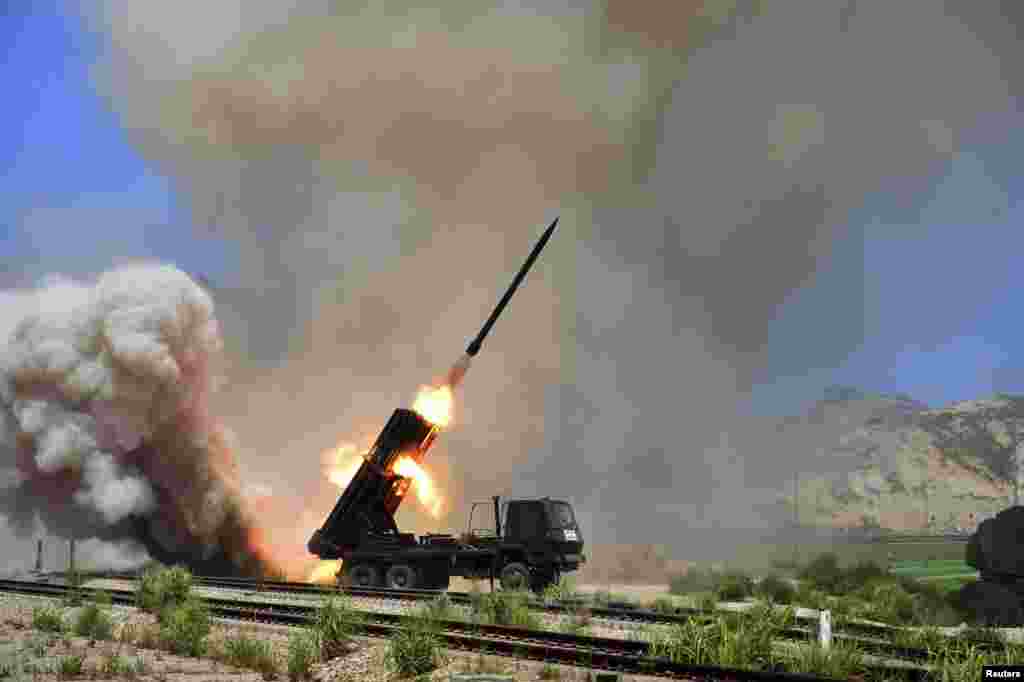 Militer Korea Utara melakukan uji coba peluncuran roket.