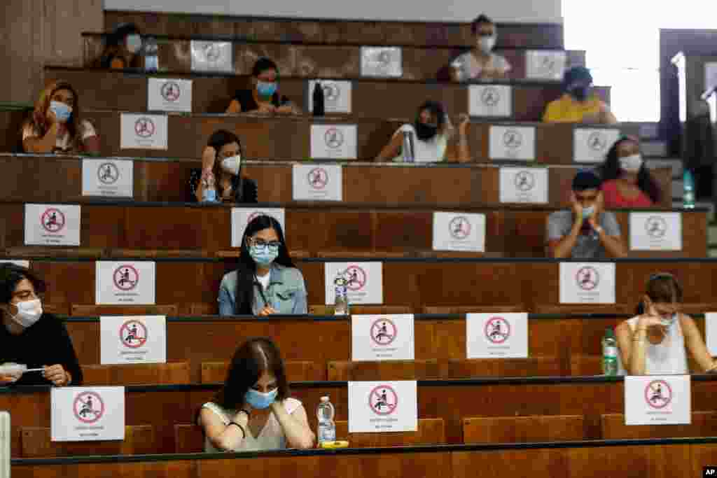 이탈리아 로마의 의과대학에서 학생들이 신종 코로나바이러스 감염 예방을 위해 사회적 거리두기를 유지하며 시험을 치고 있다. 