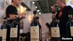 Participants taste Italian Chianti Classico wine at a food expo in Guangzhou, Guangdong province, June 4, 2013. 