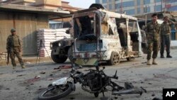 阿富汗保安部队士兵在贾拉拉巴德的自杀炸弹袭击现场。（2017年12月3日）