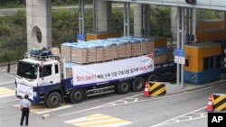 지난 2012년 9월 국제 구호단체 '월드비전' 한국 지부가 대북 수해지원 밀가루를 싣고 북한으로 향하고 있다. (자료 사진)