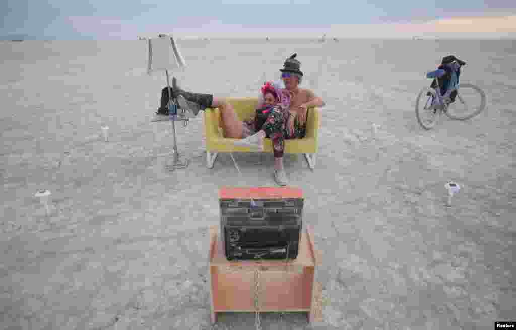 លោកស្រី Jody Friedman និង​លោក Jeff Montgomery អង្គុយ​ពី​មុខ​ទូរទស្សន៍ Playa TV នៅ​ស្រប​ពេល​ដែល​មនុស្ស​ប្រមាណ ៧០.០០០ នាក់​ពី​ជុំវិញ​ពិភពលោក​ប្រមូល​ម្តុំ​សម្រាប់​ពិធី​បុណ្យ​សិល្បៈ និង​ចម្រៀង Burning Man នៅ​វាល​ខ្សាច់​ Black Rock សហរដ្ឋអាមេរិក​ កាល​ពី​ថ្ងៃ​ទី៣០ ខែ​សីហា ឆ្នាំ​២០១៦។&nbsp;