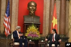 2015年8月7日，美国国务卿克里与越南国家主席张晋创在越南首都河内举行会晤