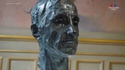 Շառլ Ազնավուրի ծննդյան օրվա առթիվ մայիսի 22-ին Փարիզում տեղադրված կիսանդրին հանրահայտ քանդակագործ Ալիս Մելիքյանի աշխատանքն է