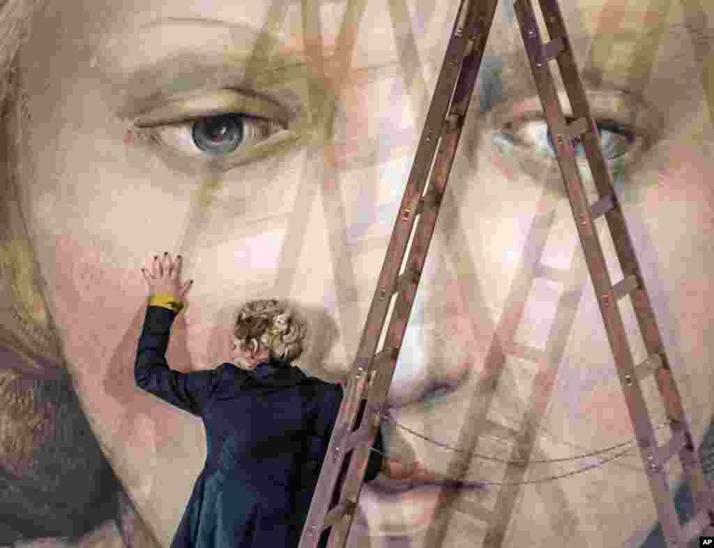 អ្នក​ចម្រៀង​សូប្រាណូ​ជនជាតិ​ហូឡង់​នាង Kelly God ពេល​សម្តែង​ជា &laquo;Floria Tosca&raquo; នៅ​អំឡុងពេល​លំហាត់​សម​ការ​សម្តែង​អូប៉េរ៉ា &laquo;Tosca&raquo; រៀបចំ​ដោយ​លោក Giacomo Puccini ក្នុង​ក្រុង Erfuert ប្រទេស​អាល្លឺម៉ង់ កាល​ពី​ថ្ងៃ​ទី០៩ ខែ​សីហា ឆ្នាំ​២០១៦។