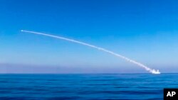 지중해 상의 러시아 잠수함이 시리아 고대 도시 팔미라의 ISIL 근거지를 향해 장거리 미사일을 발사하는 장면을 31일 러시아 국방부가 공개했다.